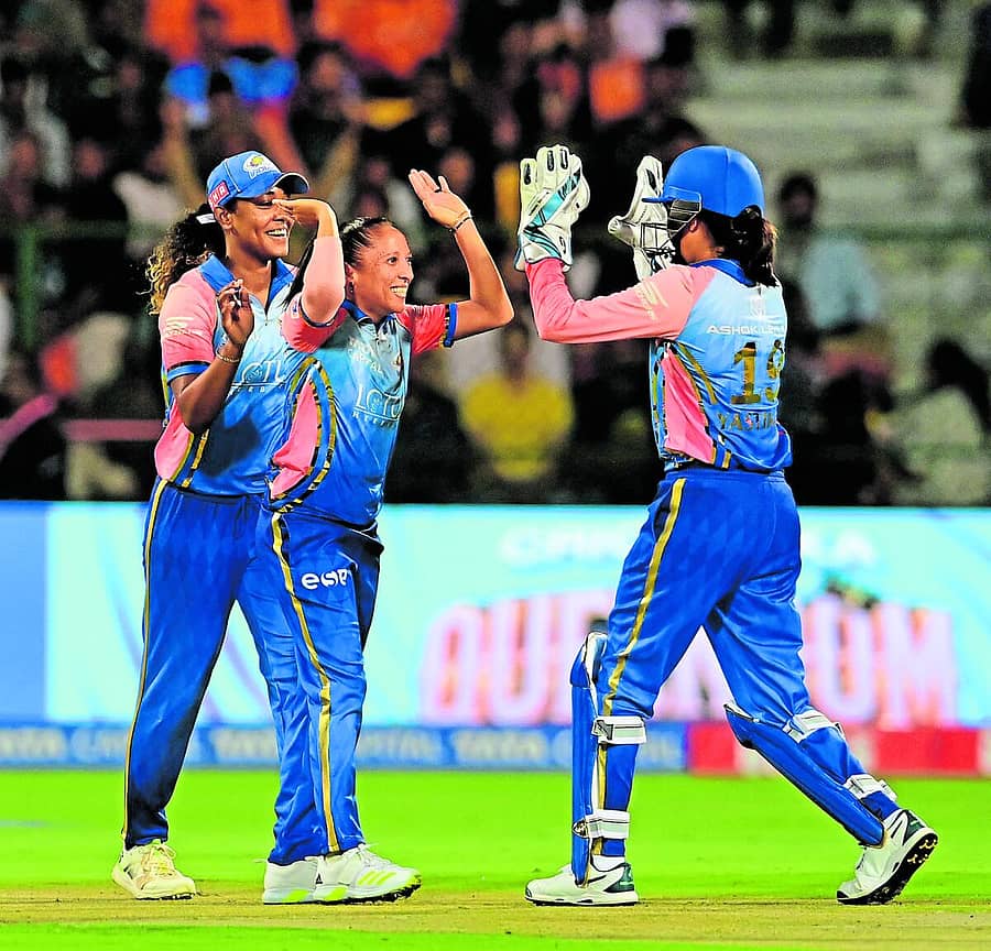 <div class="paragraphs"><p>ವಿಕೆಟ್ ಪಡೆದ ಮುಂಬೈ ಇಂಡಿಯನ್ಸ್ ಆಟಗಾರ್ತಿ ಶಬ್ನಿಮ್ ಇಸ್ಮಾಯಿಲ್ ಅವರನ್ನು ಸಹ ಆಟಗಾರ್ತಿಯರು ಅಭಿನಂದಿಸಿದರು –</p></div>