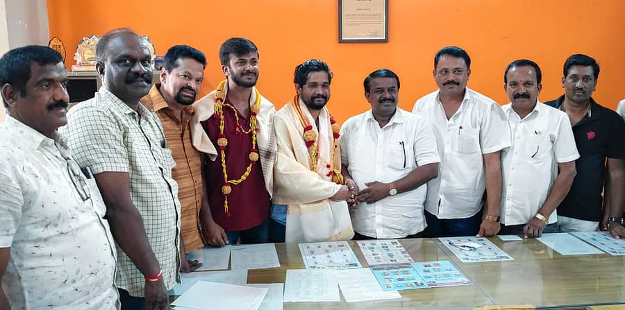 ಚನ್ನರಾಯಪಟ್ಟಣದಲ್ಲಿ ರೈಟ್ ಟು ಲೀವ್ ವ್ಯವಸ್ಥಾಪಕ ವೀರೇಶ್, ಸಿಬ್ಬಂದಿ ಜಯಂತ್ ಅವರನ್ನು ಶಾಸಕ ಸಿ.ಎನ್.ಬಾಲಕೃಷ್ಣ ಬುಧವಾರ ಸನ್ಮಾನಿಸಿದರು. ಟಿ.ಸಿ. ಬಸವರಾಜು, ಕಿರಣ್, ಬೋಜರಾಜು ಭಾಗವಹಿಸಿದ್ದರು