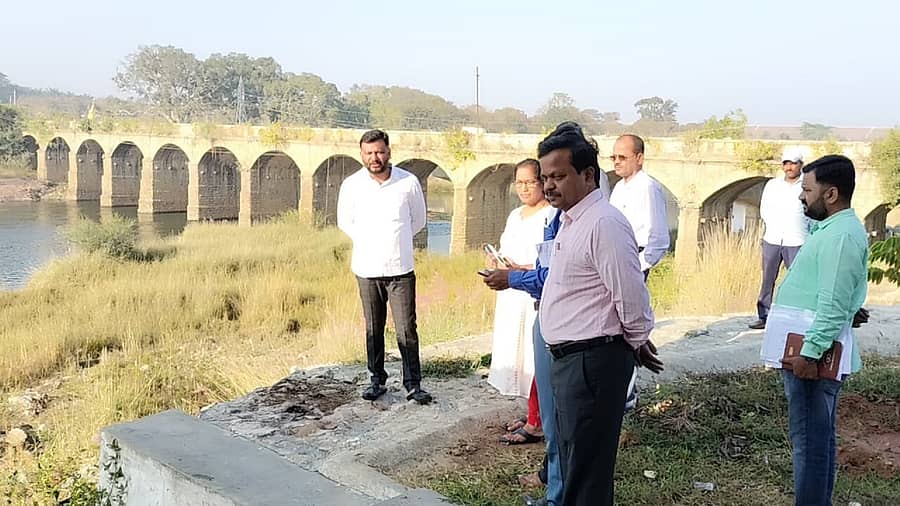 ಹಾಸನ ತಾಲ್ಲೂಕಿನ ಗೊರೂರಿನಲ್ಲಿರುವ ಹೇಮಾವತಿ ಜಲಾಶಯಕ್ಕೆ ಶುಕ್ರವಾರ ಭೇಟಿ ನೀಡಿದ ಶಾಸಕ ಸ್ವರೂಪ್‌ ಪ್ರಕಾಶ್‌ ನೀರಿನ ಲಭ್ಯತೆ ಪರಿಶೀಲಿಸಿದರು
