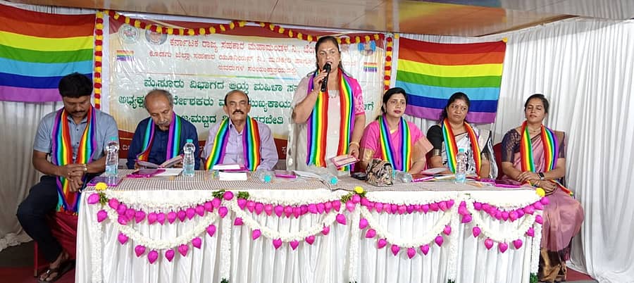 <div class="paragraphs"><p>ಮಡಿಕೇರಿಯಲ್ಲಿನ ಹೆರಿಟೇಜ್ ಹೋಟೆಲ್ನಲ್ಲಿ ನಡೆದ ‘ಮೈಸೂರು ವಿಭಾಗದ ಆಯ್ದ ಮಹಿಳಾ ಸಹಕಾರ ಸಂಘಗಳ ಅಧ್ಯಕ್ಷರು, ನಿರ್ದೇಶಕರು ಹಾಗೂ ಮುಖ್ಯ ಕಾರ್ಯನಿರ್ವಹಣಾಧಿಕಾರಿಗಳಿಗೆ’ ರಾಜ್ಯ ಮಟ್ಟದ ವಿಶೇಷ ತರಬೇತಿ ಕಾರ್ಯಕ್ರಮವನ್ನು ಉದ್ಘಾಟಿಸಿದ ಮಡಿಕೇರಿ ನಗರಸಭೆ ಅಧ್ಯಕ್ಷೆ ನೆರವಂಡ ಅನಿತಾ ಪೂವಯ್ಯ ಮಾತನಾಡಿದರು. </p></div>