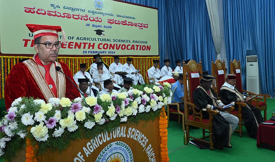 ರಾಯಚೂರು ಕೃಷಿ ವಿಜ್ಞಾನಗಳ ವಿಶ್ವವಿದ್ಯಾಲಯದ 13ನೆಯ ಘಟಿಕೋತ್ಸವದಲ್ಲಿ ನವದೆಹಲಿಯ ಭಾರತೀಯ ಅನುಸಂಧಾನ ಪರಿಷತ್ತಿನ ಉಪ ಮಹಾ ನಿರ್ದೇಶಕ ಡಾ.ಎಸ್.ಎನ್.ಝಾ ದಿಕ್ಸೂಚಿ ಭಾಷಣ ಮಾಡಿದರು