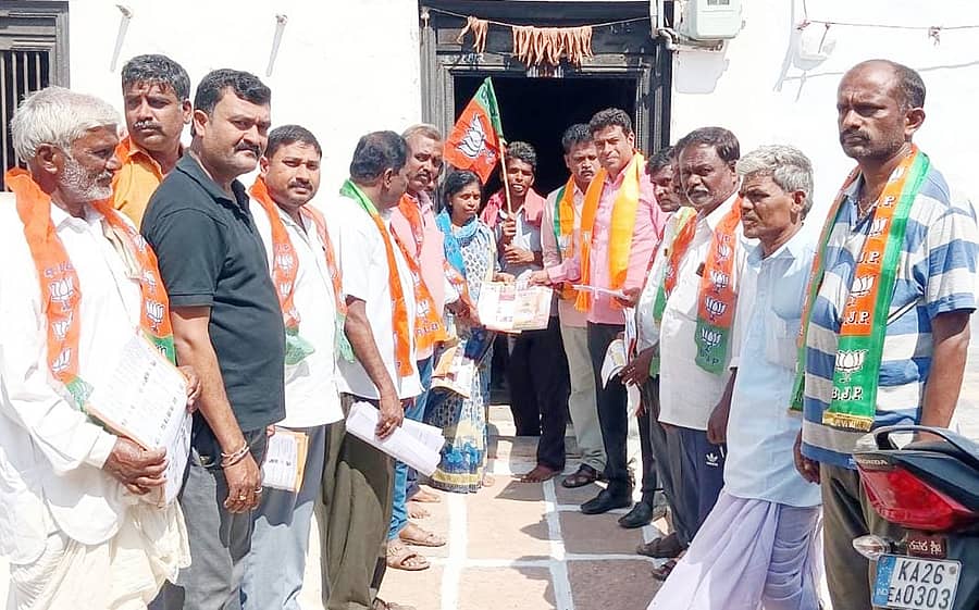 ನರೇಗಲ್‌ ಸಮೀಪದ ಅಬ್ಬಿಗೇರಿ ಗ್ರಾಮದಲ್ಲಿ ಬಿಜೆಪಿ ಪಕ್ಷದ ವತಿಯಿಂದ ಗ್ರಾಮ ಚಲೋ ಅಭಿಯಾನ ನಡೆಯಿತು