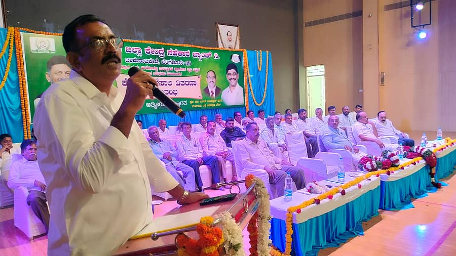 ಕನಕಪುರ ಅಂಬೇಡ್ಕರ್ ಭವನದಲ್ಲಿ ನಡೆದ ಕೆಸಿಸಿ ಸಾಲ ವಿತರಣಾ ಸಮಾರಂಭದಲ್ಲಿ ಎಂಎಲ್ಸಿ ಎಸ್.ರವಿ ಮಾತನಾಡಿದರು