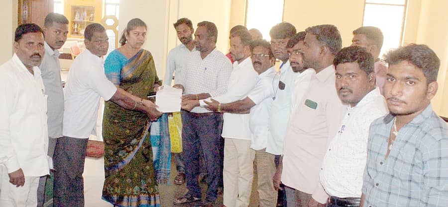 ಡಾ.ಬಿ.ಆರ್.ಅಂಬೇಡ್ಕರ್ ಅನುಯಾಯಿಗಳ ಬಳಗದ ಪದಾಧಿಕಾರಿಗಳು ಜಿಲ್ಲಾಧಿಕಾರಿ ಶಿಲ್ಪಾ ನಾಗ್ ಅವರಿಗೆ ಮನವಿ ಸಲ್ಲಿಸಿದರು