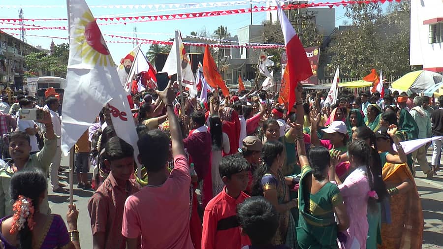 ಹೊಸದುರ್ಗದಲ್ಲಿ ಸೇವಲಾಲ್‌ ಜಯಂತಿ ಅಂಗವಾಗಿ ಆಯೋಜಿಸಿದ್ದ ಮೆರವಣಿಗೆಯಲ್ಲಿ ಸಂಭ್ರಮಿಸಿದ ಜನ