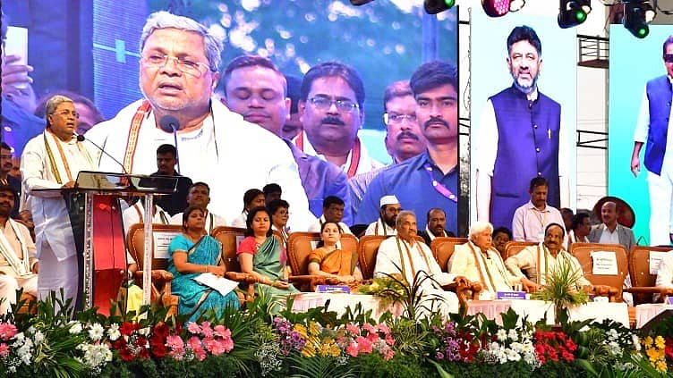 <div class="paragraphs"><p>ನವಲಗುಂದದ ಮಾಡೆಲ್ ಹೈಸ್ಕೂಲ್ ಆವರಣದಲ್ಲಿ ಏರ್ಪಡಿಸಿದ್ದ ವಿವಿಧ ಅಭಿವೃದ್ಧಿ ಕಾಮಗಾರಿಗಳ ಉದ್ಘಾಟನೆ ಮತ್ತು ಗ್ಯಾರಂಟಿ ಕಾರ್ಯಕ್ರಮಗಳ ಫಲಾನುಭವಿಗಳ ಸಮಾವೇಶದಲ್ಲಿ ಸಿಎಂ ಸಿದ್ದರಾಮಯ್ಯ ಮಾತನಾಡಿದರು.</p></div>