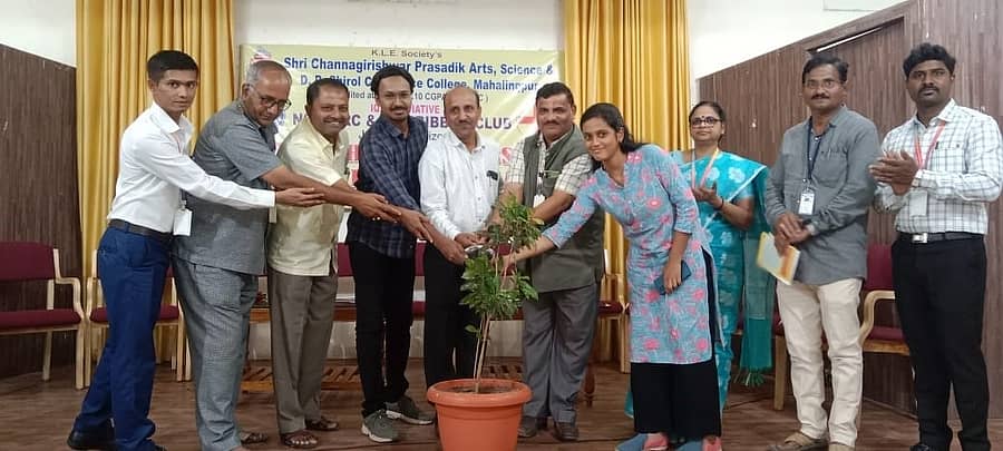 ಮಹಾಲಿಂಗಪುರದ ಕೆಎಲ್ಇ ಸಂಸ್ಥೆಯ ಎಸ್.ಸಿ.ಪಿ ಪದವಿ ಕಾಲೇಜಿನಲ್ಲಿ ಹಮ್ಮಿಕೊಂಡ ಆರೋಗ್ಯ ಜಾಗೃತಿ ಮತ್ತು ರಕ್ತದಾನ ಶಿಬಿರವನ್ನು ಡಾ.ಕಾರ್ತಿಕ ಕುಂದಗೋಳ ಉದ್ಘಾಟಿಸಿದರು.