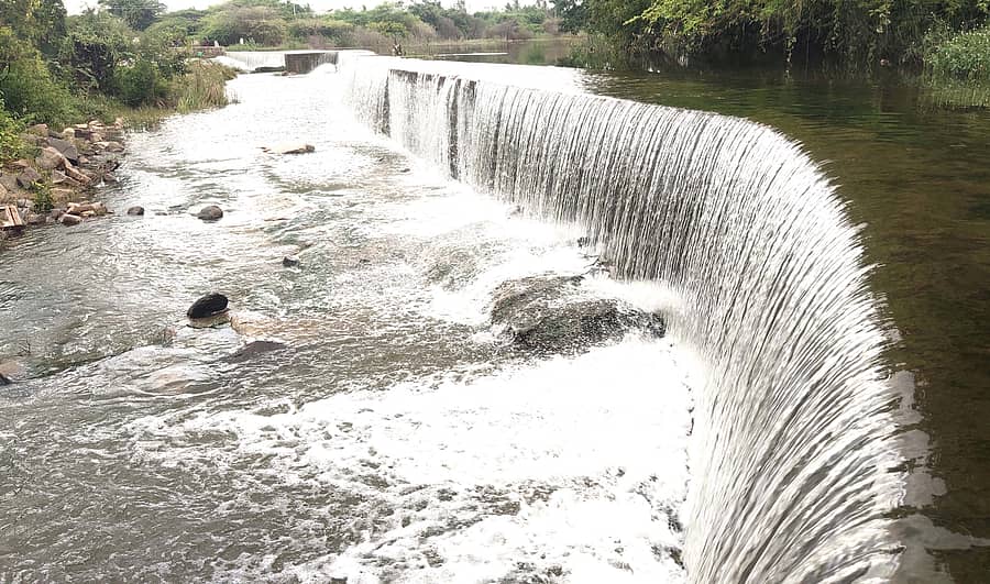 ಬಾಗೇಪಲ್ಲಿ ಹೊರವಲಯದಲ್ಲಿ ಬ್ರಿಟಿಷರ ಕಾಲದ ಸಂಗ್ರಹಗಾರದಿಂದ ನೀರು ಆಂಧ್ರಪ್ರದೇಶದ ಕಡೆಗೆ ಹರಿಯುತ್ತಿರುವುದು 