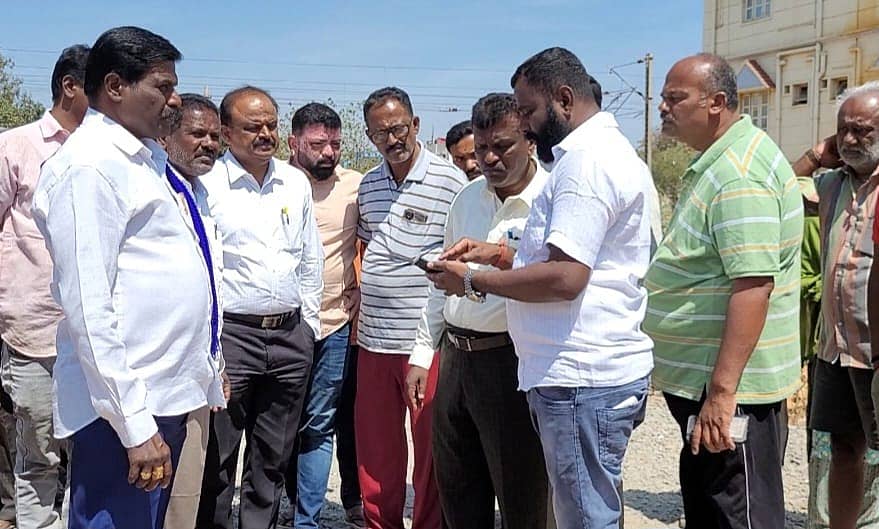 ಬಿಬಿಎಂಪಿ ಮಹದೇವಪುರ ವಲಯ ಇ.ಇ, ಬೆಂಗಳೂರು ಜಲ ಮಂಡಳಿ ಹಾಗೂ ರಸ್ತೆ ಮೂಲಸೌಕರ್ಯ ವಿಭಾಗದ ಅಧಿಕಾರಿಗಳು ಕಾಡುಗೋಡಿಯ ಸಿದ್ದಾರ್ಥ ಬಡಾವಣೆಗೆ ಭೇಟಿ ನೀಡಿ ಪರಿಶೀಲನೆ ನಡೆಸಿದರು.