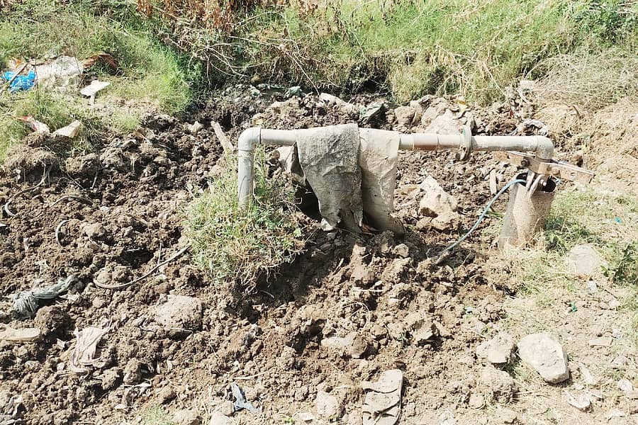 ಗುರುಮಠಕಲ್ ಹತ್ತಿರದ ಎಂ.ಟಿ.ಪಲ್ಲಿ ಗ್ರಾಮದ ಮುಖ್ಯರಸ್ತೆಯಲ್ಲಿನ ಬೋರ್‌ವೇಲ್ ಸುತ್ತಲಿನ ಚರಂಡಿಯ ಕೊಳಚೆಯಲ್ಲಿ ಹಂದಿಗಳು ಕೆದಕಿರುವುದು