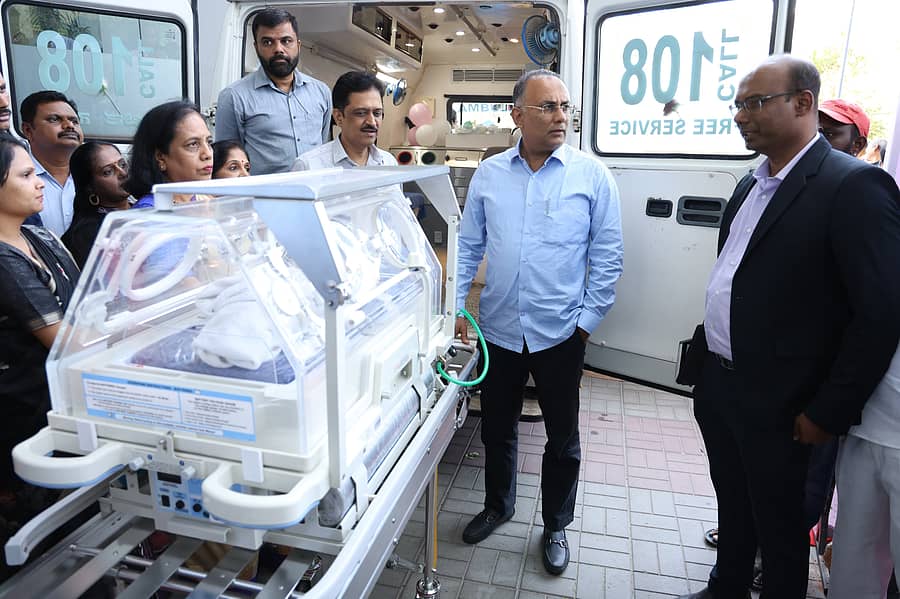 ನವಜಾತ ಶಿಶುಗಳ ಚಿಕಿತ್ಸೆಗೆ ಚಾಲನೆ ನೀಡಲಾದ ಆಂಬುಲೆನ್ಸ್‌ಗಳಲ್ಲಿನ ವ್ಯವಸ್ಥೆಯನ್ನು ದಿನೇಶ್ ಗುಂಡೂರಾವ್‌ ಪರಿಶೀಲಿಸಿದರು. ಆರೋಗ್ಯ ಇಲಾಖೆ ಆಯುಕ್ತ ಡಿ. ರಂದೀಪ್‌ ಹಾಗೂ ಅಧಿಕಾರಿಗಳು ಪಾಲ್ಗೊಂಡಿದ್ದರು.