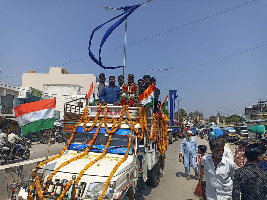 ಸೇವಾ ನಿವೃತ್ತಿ ಹೊಂದಿ ಸ್ವ ಗ್ರಾಮಕ್ಕೆ ಮರಳಿದ ವೀರ ಯೋಧ ರಂಜಾನಸಾಬ ಬಡಿಗೇರ್ ಅವರನ್ನ ಅಡಿವಿಭಾವಿ ಹಾಗೂ ಸುತ್ತಮುತ್ತಲಿನ ಗ್ರಾಮಸ್ಥರು ಮುದಗಲ್ ಪಟ್ಟಣದಲ್ಲಿ ಸ್ವಾಗತಿಸಿ ಸನ್ಮಾನಿಸಿದರು