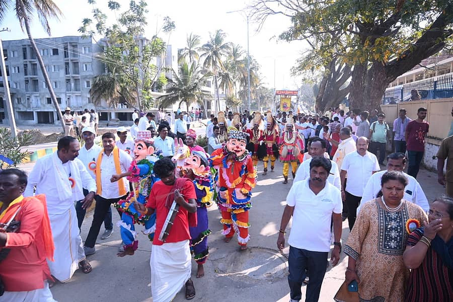 ಮಹದೇಶ್ವರ ಬೆಟ್ಟದಲ್ಲಿ ಶನಿವಾರ ಗಡಿನಾಡು ಕನ್ನಡ ಉತ್ಸವದ ಅಂಗವಾಗಿ ಜಾನಪದ ಕಲಾ ತಂಡಗಳ ಮೆರವಣಿಗೆ ಅದ್ದೂರಿಯಾಗಿ ನಡೆಯಿತು