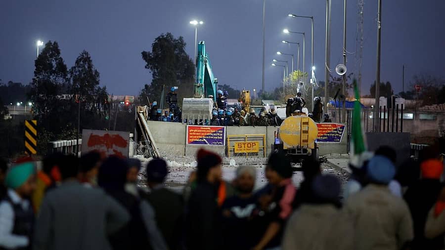 <div class="paragraphs"><p>ಪಂಜಾಬ್ ಹಾಗೂ ಹರಿಯಾಣ ರಾಜ್ಯಗಳ ಗಿಡಯಲ್ಲಿರುವ ಶಂಭು ಬಳಿ ಪೊಲೀಸರು ತಡೆಗೋಡೆ ನಿರ್ಮಿಸಿದ್ದು ದೆಹಲಿಯೊಳಗೆ ರೈತರ ಪ್ರವೇಶಿಸಿದಂತೆ ನಿರ್ಬಂಧಿಸಿದ್ದಾರೆ</p></div>