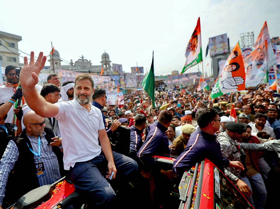 <div class="paragraphs"><p>ಕಾನ್ಪುರದಲ್ಲಿ ನಡೆದ ಭಾರತ ಜೋಡೊ ನ್ಯಾಯ ಯಾತ್ರೆ ವೇಳೆ ರಾಹುಲ್ ಗಾಂಧಿ ಅವರು ಜನರತ್ತ ಕೈಬೀಸಿದರು –ಪಿಟಿಐ ಚಿತ್ರ</p></div>