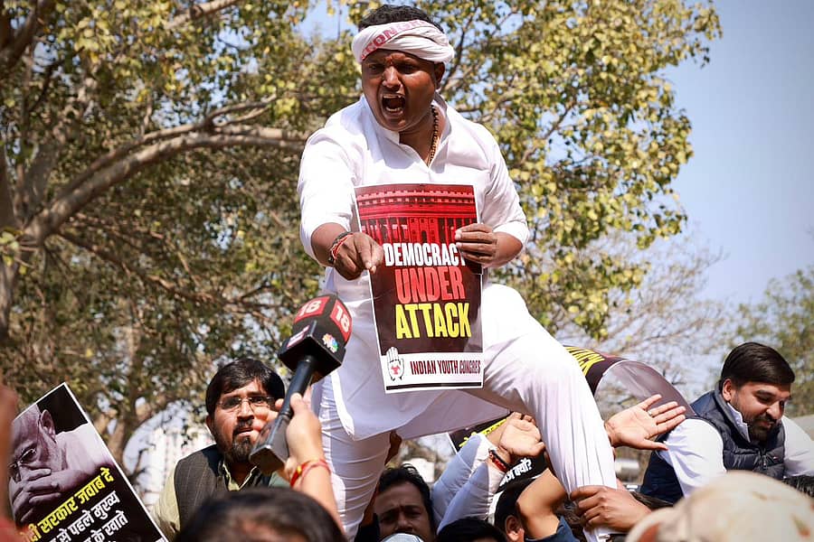 ಐಟಿ ಇಲಾಖೆಯ ಈ ಕ್ರಮ ಖಂಡಿಸಿ ಯುವ ಕಾಂಗ್ರೆಸ್ ಅಧ್ಯಕ್ಷ ಬಿ.ವಿ. ಶ್ರೀನಿವಾಸ್ ನೇತೃತ್ವದಲ್ಲಿ ಕಾರ್ಯಕರ್ತರು ಸಂಸತ್ ಸಮೀಪದಲ್ಲಿ ಪ್ರತಿಭಟನೆ ನಡೆಸಿದರು