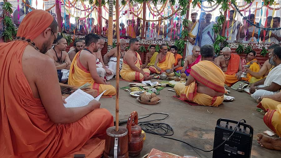 ಸ್ವರ್ಣವಲ್ಲಿ ಮಹಾ ಸಂಸ್ಥಾನದಲ್ಲಿ ಶಿಷ್ಯ ಸ್ವೀಕಾರ ಮಹೋತ್ಸವದ ಪ್ರಯುಕ್ತ ಬುಧವಾರ ಗಂಗಾಧರೇಂದ್ರ ಸರಸ್ವತಿ ಸ್ವಾಮೀಜಿ ಸಾನ್ನಿಧ್ಯದಲ್ಲಿ ವಿವಿಧ ಧಾರ್ಮಿಕ ಕಾರ್ಯಕ್ರಮಗಳು ನಡೆದವು