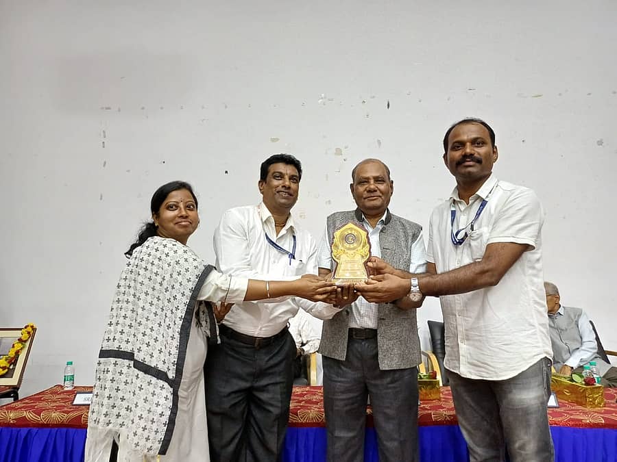 ತೀರ್ಪುಗಾರರಾದ ಕುಲಕರ್ಣಿ (ಎಡದಿಂದ ಮೂರನೆಯವರು) ಅವರಿಂದ ದಿ ಪ್ರಿಂಟರ್ಸ್(ಮೈಸೂರು) ಪ್ರೈವೇಟ್ ಲಿಮಿಟೆಡ್ (ಟಿಪಿಎಂಎಲ್) ಮುದ್ರಣ ಹಾಗೂ ನಿರ್ವಹಣೆ ವಿಭಾಗದ ಮಂಗೈಯರ್ ತಿಲಗಂ, ಲೋಕನಾಥ್ ಹಾಗೂ ಬಸವರಾಜು ಅವರ ತಂಡವು ಬಹುಮಾನ ಸ್ವೀಕರಿಸಿತು.