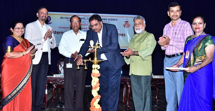 ಮೈಸೂರಿನ ಜೆಎಸ್ಎಸ್ ಕಲಾ, ವಾಣಿಜ್ಯ ಮತ್ತು ವಿಜ್ಞಾನ ಕಾಲೇಜಿನಲ್ಲಿ ಶನಿವಾರ ಆಯೋಜಿಸಿದ್ದ ಇಂಟರ್ನ್ಶಿಪ್ ಮತ್ತು ತರಬೇತಿ ಕಾರ್ಯಕ್ರಮವನ್ನು ಜೆ.ಕೆ. ಟೈರ್ ಅಂಡ್ ಇಂಡಸ್ಟ್ರೀಸ್ ಲಿಮಿಟೆಡ್ನ ಉಪಾಧ್ಯಕ್ಷ ಈಶ್ವರ ರಾವ್ ಉದ್ಘಾಟಿಸಿದರು