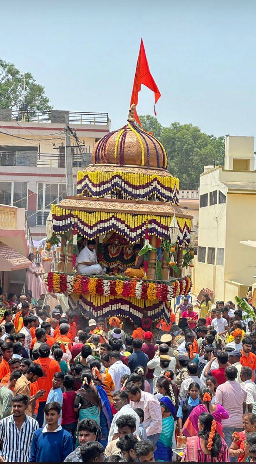 ಆನೇಕಲ್ ತಾಲ್ಲೂಕಿನ ದೊಮ್ಮಸಂದ್ರದಲ್ಲಿ ಕಾಶಿ ವಿಶ್ವನಾಥೇಶ್ವರ ಹಾಗೂ ಗಣಪತಿ, ಸುಬ್ರಮಣ್ಯ ರಥೋತ್ಸವ ವಿಜೃಂಭಣೆಯಿಂದ ನಡೆಯಿತು