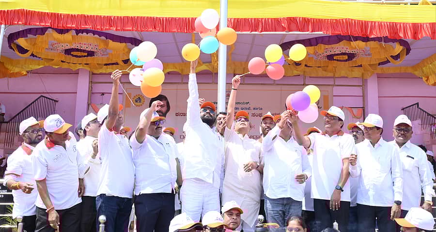 ಜಿಲ್ಲಾ ಉಸ್ತುವಾರಿ ಸಚಿವ ಈಶ್ವರ ಬಿ. ಖಂಡ್ರೆ ಹಾಗೂ ಇತರೆ ಗಣ್ಯರು ಬೀದರ್‌ನಲ್ಲಿ ಮಂಗಳವಾರ ಬಲೂನ್‌ಗಳನ್ನು ಹಾರಿಬಿಡುವುದರ ಮೂಲಕ ಸರ್ಕಾರಿ ನೌಕರರ ಜಿಲ್ಲಾಮಟ್ಟದ ಕ್ರೀಡಾಕೂಟಕ್ಕೆ ಚಾಲನೆ ನೀಡಿದರು