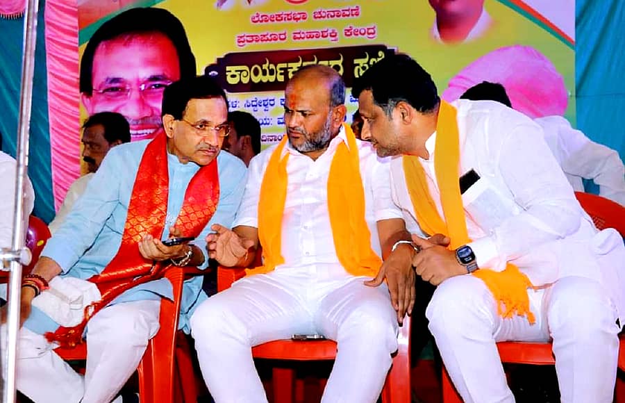 ಬಸವಕಲ್ಯಾಣ ತಾಲ್ಲೂಕಿನ ಮೋರಖಂಡಿಯಲ್ಲಿ ಭಾನುವಾರ ನಡೆದ ಬಿಜೆಪಿ ಪ್ರಚಾರ ಸಭೆಯಲ್ಲಿ ಅಭ್ಯರ್ಥಿ ಭಗವಂತ ಖೂಬಾ ಅವರು ಶಾಸಕರಾದ ಶರಣು ಸಲಗರ ಮತ್ತು ಡಾ.ಸಿದ್ದಲಿಂಗಪ್ಪ ಪಾಟೀಲ ಅವರೊಂದಿಗೆ ಚರ್ಚೆಯಲ್ಲಿ ತೊಡಗಿರುವುದು