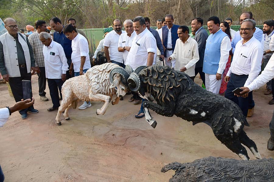 ದಾವಣಗೆರೆಯ ದೃಶ್ಯ ಕಲಾ ಮಹಾವಿದ್ಯಾಲಯದಲ್ಲಿ ನಿರ್ಮಾಣಗೊಂಡಿರುವ ಥೀಮ್ ಪಾರ್ಕ್ ಉದ್ಘಾಟನೆ ವೇಳೆ ಜಿಲ್ಲಾ ಉಸ್ತುವಾರಿ ಸಚಿವ ಎಸ್.ಎಸ್. ಮಲ್ಲಿಕಾರ್ಜುನ್ ವೀಕ್ಷಿಸಿದರು.