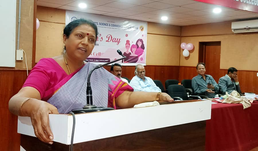 ಬೀದರ್ನ ಕರ್ನಾಟಕ ಕಾಲೇಜಿನಲ್ಲಿ ಶನಿವಾರ ಏರ್ಪಡಿಸಿದ್ದ ಕಾರ್ಯಕ್ರಮದಲ್ಲಿ ವಿಜಯಪುರದ ಅಕ್ಕಮಹಾದೇವಿ ಮಹಿಳಾ ವಿಶ್ವವಿದ್ಯಾಲಯದ ಕುಲಪತಿ ಪ್ರೊ. ಬಿ.ಕೆ.ತುಳಸಿಮಾಲಾ ಮಾತನಾಡಿದರು