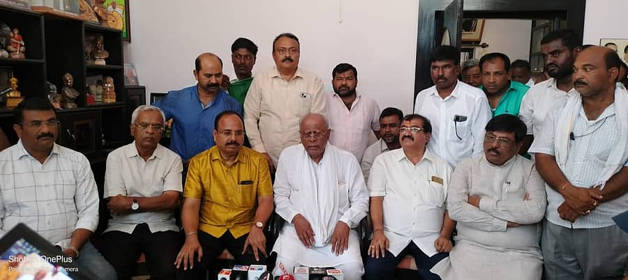 ದಾವಣಗೆರೆಯಲ್ಲಿ ಭಾನುವಾರ ನಡೆದ ಸಭೆಯ ಬಳಿಕ ಸಂಸದ ಜಿ.ಎಂ.ಸಿದ್ದೇಶ್ವರ ಹಾಗೂ ಮಾಜಿ ಶಾಸಕ ಎಚ್.ಎಸ್.ಶಿವಶಂಕರ್ ಮಾತನಾಡಿದರು.