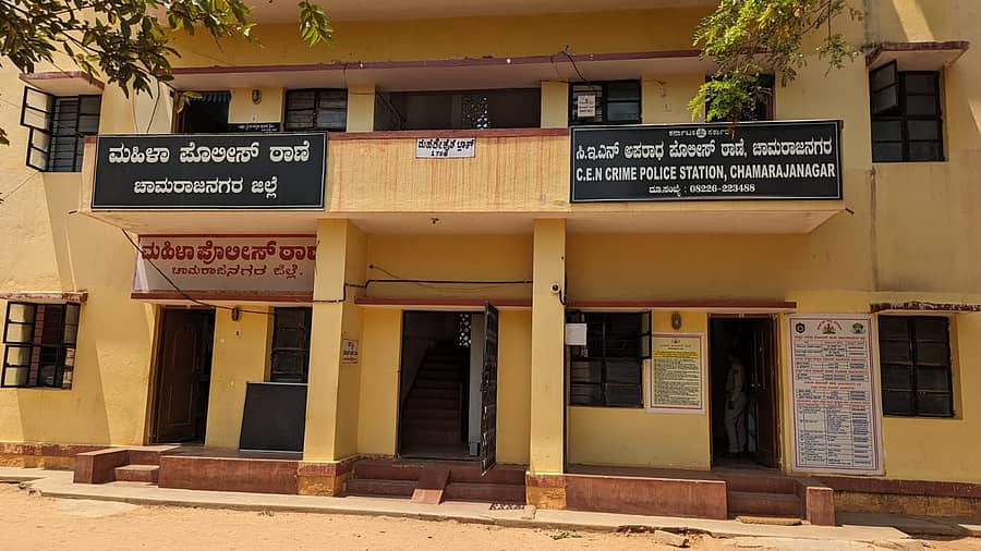 ಚಾಮರಾಜನಗರದ ರಾಮಸಮುದ್ರದಲ್ಲಿರುವ ಪೊಲೀಸ್ ವಸತಿ ಗೃಹದಲ್ಲಿ ಮಹಿಳಾ ಠಾಣೆ ಕಾರ್ಯಾಚರಿಸುತ್ತಿದೆ. ಇದರ ಪಕ್ಕದಲ್ಲೇ ಸಿಇಎನ್ ಠಾಣೆಯೂ ಇದೆ