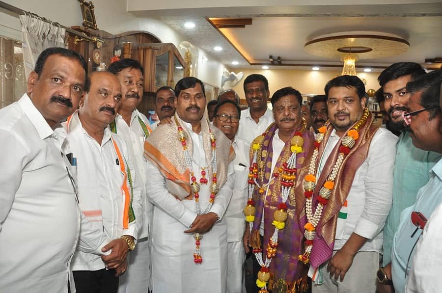 ಕೊಳ್ಳೇಗಾಲದಲ್ಲಿ ಸಚಿವ ಮಹದೇವಪ್ಪ, ಮಗ ಸುನೀಲ್ ಬೋಸ್ ಅವರು ಮುಖಂಡರಾದ ಜಿ.ಎನ್.ನಂಜುಂಡಸ್ವಾಮಿ, ನರೇಂದ್ರ ಅವರನ್ನು ಭೇಟಿ ಮಾಡಿದರು. ಕಾಡಾ ಅಧ್ಯಕ್ಷ ಮರಿಸ್ವಾಮಿ, ಶಾಸಕ ಎ.ಆರ್.ಕೃಷ್ಣಮೂರ್ತಿ ಇತರರು ಭಾಗವಹಿಸಿದ್ದರು