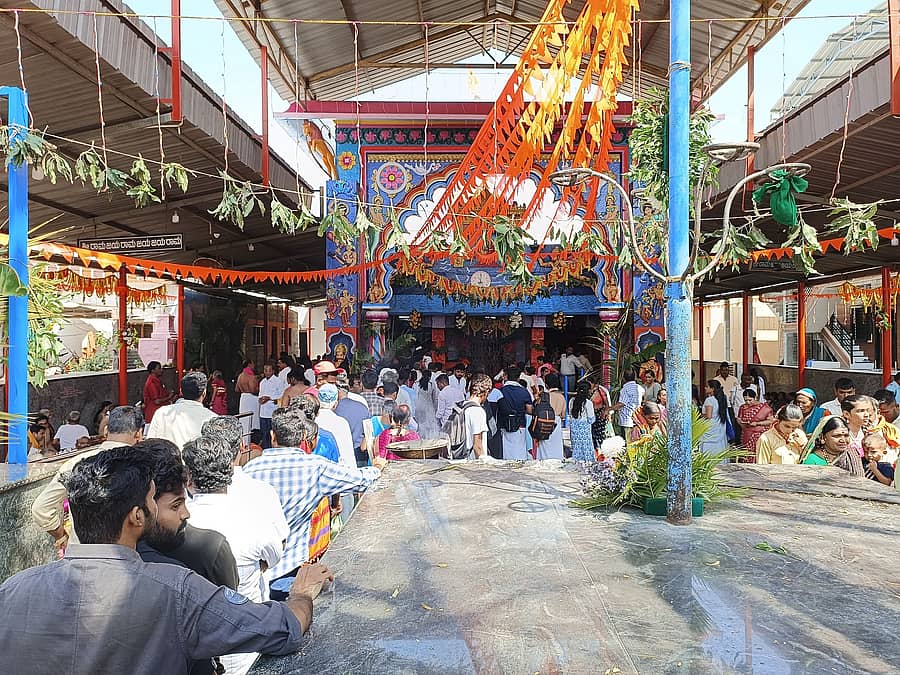 ಯಲಗೂರದಲ್ಲಿ ಯಲಗೂರೇಶನ ಕಾರ್ತಿಕೋತ್ಸವದ ಮೊದಲ ದಿನ ಭಕ್ತರು ದೇವಸ್ಥಾನದ ಪ್ರಾಂಗಣದಲ್ಲಿ ಸರದಿಯಲ್ಲಿ ನಿಂತು ದರ್ಶನ ಪಡೆದರು