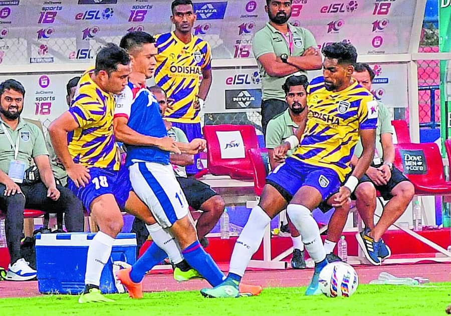 <div class="paragraphs"><p>ಕಂಠೀರವ ಕ್ರೀಡಾಂಗಣದಲ್ಲಿ ಶನಿವಾರ ನಡೆದ ಐಎಸ್ಎಲ್ ಪಂದ್ಯದಲ್ಲಿ ಬಿಎಫ್ಸಿಯ ಸುನಿಲ್ ಚೆಟ್ರಿ (ಮಧ್ಯದಲ್ಲಿ) ಜೊತೆ ಒಡಿಶಾ ಎಫ್ಸಿಯ ಲಾಲ್ರಿನ್ಝುವಾಲಾ (ಎಡ) ಮತ್ತು ರಾಯ್ ಕೃಷ್ಣ (ಬಲಗಡೆ) ಅವರು ಚೆಂಡಿನ ಮೇಲೆ ಹಿಡಿತ ಸಾಧಿಸಲು ಪೈಪೋಟಿ ನಡೆಸಿದರು. ಪ್ರಜಾವಾಣಿ ಚಿತ್ರ: ಎಸ್.ಕೆ.ದಿನೇಶ್</p><p><br></p></div>