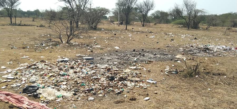 <div class="paragraphs"><p>ಮುಳಬಾಗಿಲು ತಾಲ್ಲೂಕಿನ ಹೆಬ್ಬಣಿ ಕೆರೆಯಲ್ಲಿ ಸುತ್ತಮುತ್ತಲಿನ ವ್ಯಾಪಾರಿಗಳು ತ್ಯಾಜ್ಯ ತಂದು ಸುರಿದಿರುವುದು</p></div>