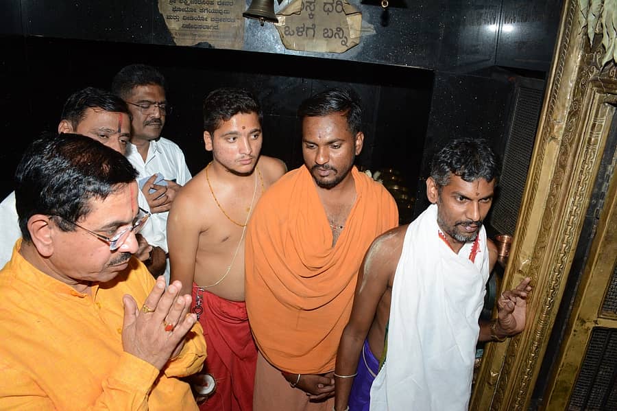 ವಿಜಯಪುರದ ತೊರವಿ ಲಕ್ಷ್ಮೀನರಸಿಂಹ ದೇವಸ್ಥಾನದಲ್ಲಿ ಶುಕ್ರವಾರ ಕೇಂದ್ರ ಸಚಿವ ಪ್ರಲ್ಹಾದ ಜೋಶಿ ಅವರು ದೇವರ ದರ್ಶನ ಪಡೆದರು