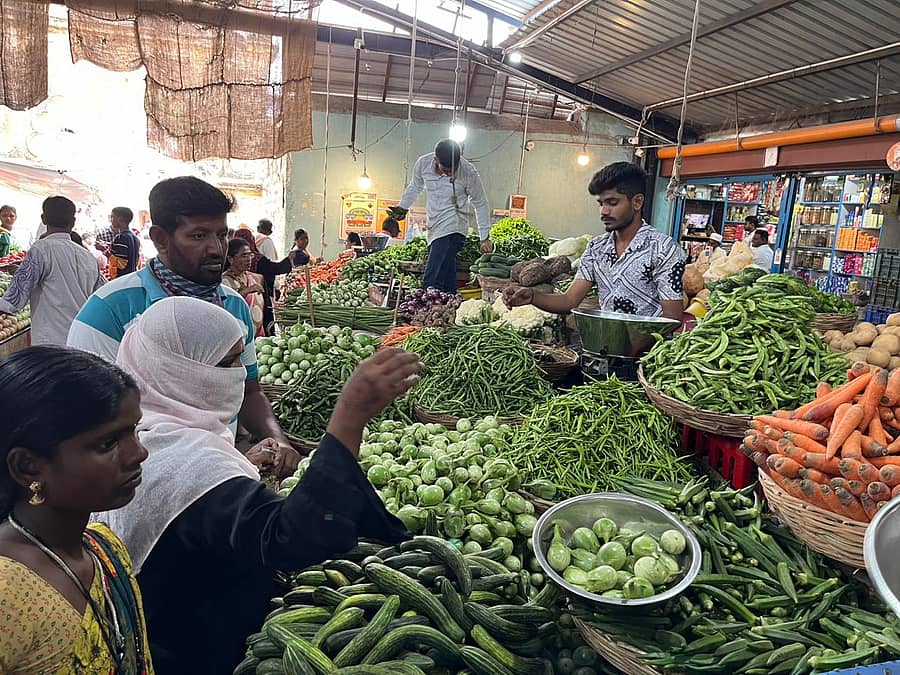 ರಾಯಚೂರಿನ ಉಸ್ಮಾನಿಯಾ ತರಕಾರಿ ಮಾರುಕಟ್ಟೆಯಲ್ಲಿ ತರಕಾರಿ ಮಾರಾಟ ಮಾಡುತ್ತಿರುವುದು