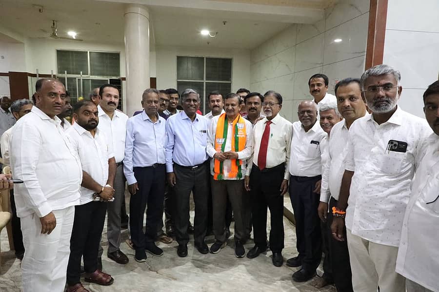 ಆನೇಕಲ್ ತಾಲ್ಲೂಕಿನ ಚಂದಾಪುರದಲ್ಲಿ ಆಯೋಜಿಸಿದ್ದ ಕಾರ್ಯಕರ್ತರ ಸಭೆ ಮತ್ತು ಸಂವಾದ ಕಾರ್ಯಕ್ರಮದಲ್ಲಿ ಬಿಜೆಪಿ-ಜೆಡಿಎಸ್ ಮೈತ್ರಿ ಅಭ್ಯರ್ಥಿ ಡಾ.ಸಿ.ಎನ್.ಮಂಜುನಾಥ್ ಅವರು ಮತಯಾಚನೆ ಮಾಡಿದರು