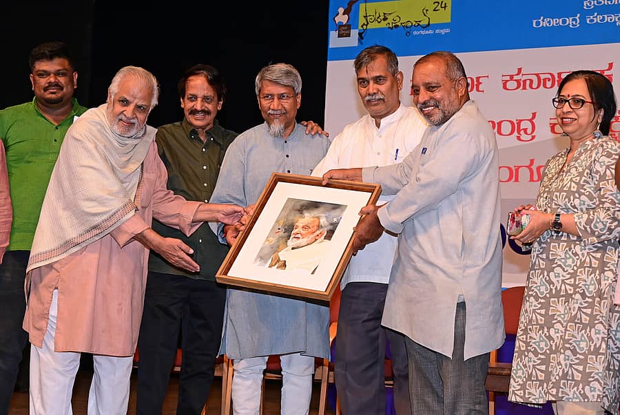 ಸಮಾರಂಭದಲ್ಲಿ ಎಂ.ಎಸ್. ಸತ್ಯು ಅವರ ಪರವಾಗಿ ದತ್ತಣ್ಣ ರಂಗ ಅಭಿನಂದನೆ ಸ್ವೀಕರಿಸಿದರು. (ಎಡದಿಂದ) ನಾಟಕಕಾರ ಅಕ್ಷರ, ಟಿ.ಎನ್. ಸೀತಾರಾಮ್, ಚಿತ್ರ ಕಲಾವಿದ ಎಂ.ಎಸ್. ಮೂರ್ತಿ, ರಂಗಕರ್ಮಿ ಬಿ.ವಿ. ರಾಜಾರಾಂ, ಕೆ.ವಿ. ನಾಗರಾಜಮೂರ್ತಿ ಮತ್ತು ಲೇಖಕಿ ಸಂಧ್ಯಾರಾಣಿ ಪಾಲ್ಗೊಂಡಿದ್ದರು -ಪ್ರಜಾವಾಣಿ ಚಿತ್ರ