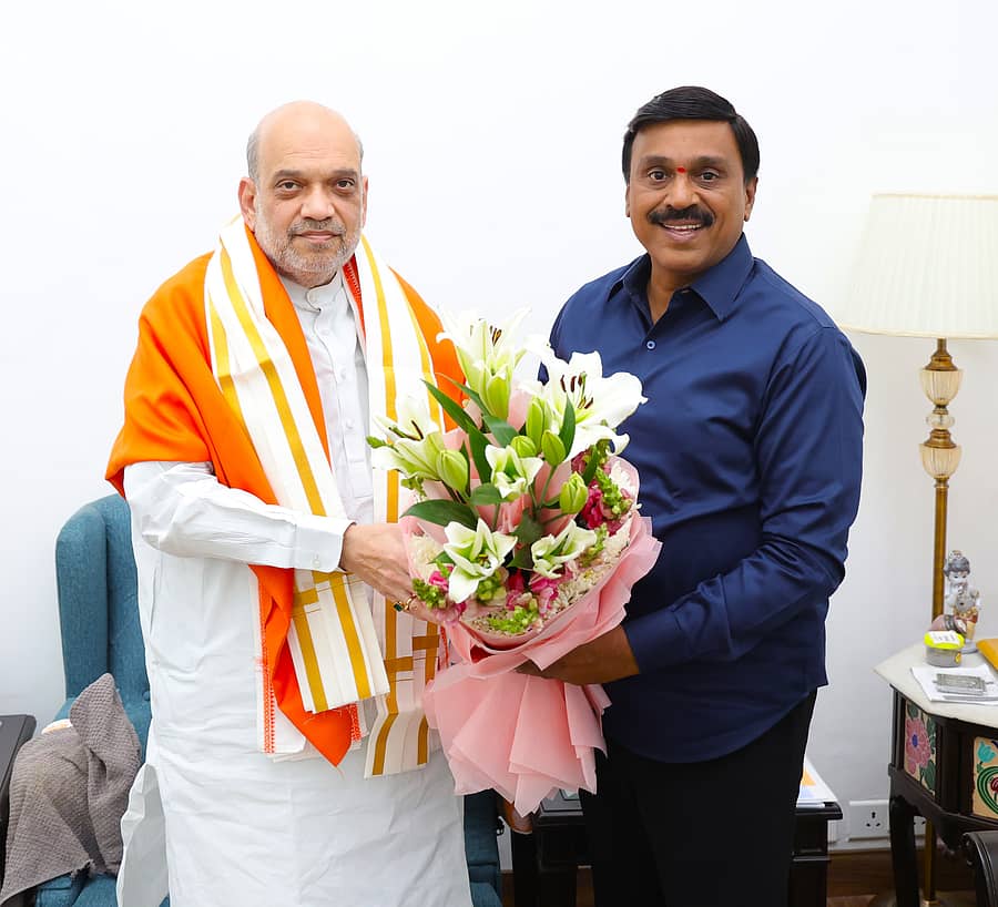 ಅಮಿತ್ ಶಾ ಅವರಿಗೆ ಹೂಗುಚ್ಛ ನೀಡಿದ ಗಾಲಿ ಜನಾರ್ದನ ರೆಡ್ಡಿ