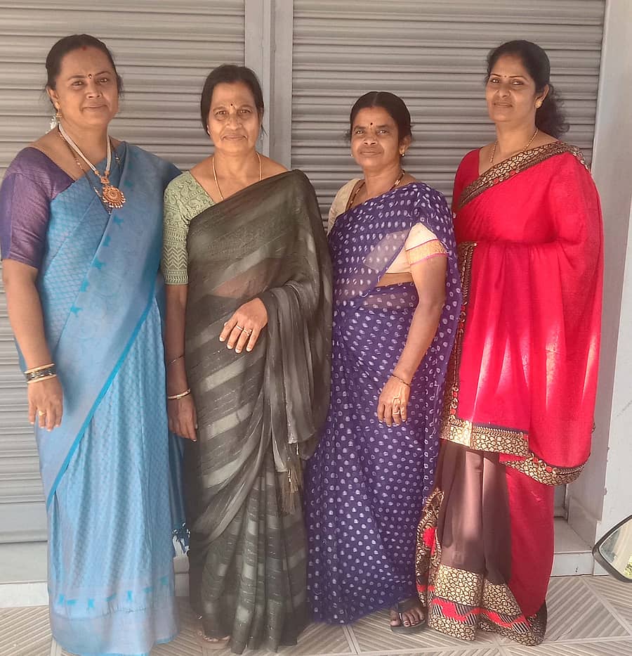 ನರಸಿಂಹರಾಜಪುರದ ಸುಂಕದಕಟ್ಟೆಯಲ್ಲಿ ಜ್ವಾಲಾಮಾಲಿನಿ ನಾನ್ ವೋವನ್ಸ್ ಬ್ಯಾಗ್ ತಯಾರಿಸುತ್ತಿರುವ ಮಹಿಳಾ ಸಂಘದದ ಸದಸ್ಯರು