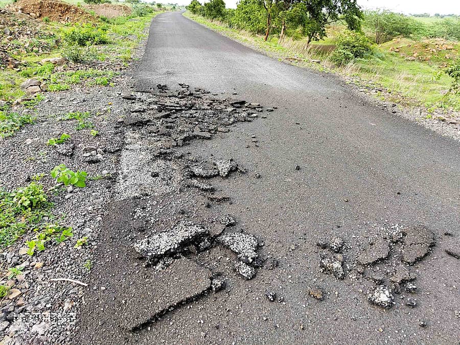 ಅಫಜಲಪುರ ತಾಲ್ಲೂಕಿನ ಅರ್ಜುನಗಿ ತಾಂಡಾ-ಬಡದಾಳ ರಸ್ತೆಯ ಡಾಂಬರ್ ಕಿತ್ತಿರುವುದು
