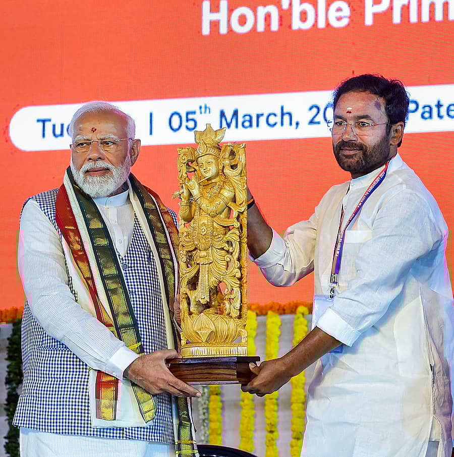 <div class="paragraphs"><p>ತೆಲಂಗಾಣದ ಸಂಗಾರೆಡ್ಡಿಯಲ್ಲಿ ಮಂಗಳವಾರ ನಡೆದ ವಿವಿಧ ಅಭಿವೃದ್ಧಿ ಯೋಜನೆಗಳ ಶಂಕುಸ್ಥಾಪನೆ ಮತ್ತು ಉದ್ಘಾಟನಾ ಕಾರ್ಯಕ್ರಮದಲ್ಲಿ ಪ್ರಧಾನಿ ನರೇಂದ್ರ ಮೋದಿ ಅವರಿಗೆ ಕೇಂದ್ರ ಸಚಿವ ಜಿ. ಕಿಶನ್‌ ರೆಡ್ಡಿ ಶ್ರೀಕೃಷ್ಣನ ಪ್ರತಿಮೆ ನೀಡಿ ಸನ್ಮಾನಿಸಿದರು </p></div>