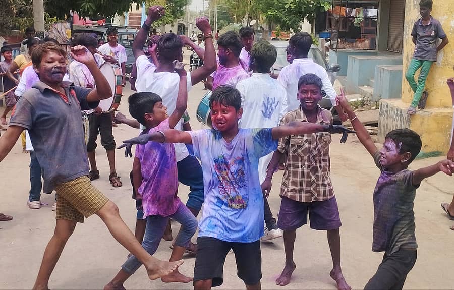 ಕಂಪ್ಲಿಯಲ್ಲಿ ಯುವಕರ ತಂಡ ಪರಸ್ಪರ ಬಣ್ಣ ಹಚ್ಚಿಕೊಂಡು ಹೋಳಿ ಹಬ್ಬವನ್ನು ಮಂಗಳವಾರ ಸಂಭ್ರಮದಿಂದ ಆಚರಿಸಿದರು