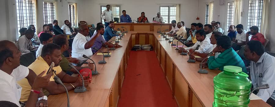 ಬೀರೂರು ಪುರಸಭೆಯಲ್ಲಿ ಗುರುವಾರ ಮುಖ್ಯಾಧಿಕಾರಿ ವಿ.ಡಿ.ಶಾಂತಲಾ ಉಪಸ್ಥಿತಿಯಲ್ಲಿ ವಾರ್ಷಿಕ ಬಾಬುಗಳ ಹರಾಜು ಪ್ರಕ್ರಿಯೆ ನಡೆಯಿತು. ಪುರಸಭೆ ಸದಸ್ಯರಾದ ಮೋನಕುಮಾರ್, ಶಶಿಧರ್, ಲೋಕೇಶಪ್ಪ, ನಾಗರಾಜ್, ರಾಜು ಮತ್ತು ಅಧಿಕಾರಿಗಳು ಭಾಗವಹಿಸಿದ್ದರು.