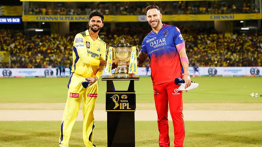 ಐಪಿಎಲ್ ಟ್ರೋಫಿಯೊಂದಿದೆ ಸಿಎಸ್ಕೆ ನಾಯಕ ರುತುರಾಜ್ ಗಾಯಕವಾಡ ಹಾಗೂ ಆರ್ಸಿಬಿ ನಾಯಕ ಫಫ್ ಡುಪ್ಲೆಸಿಸ್