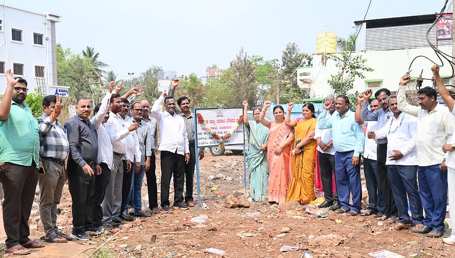 ಬೀದರ್ನಲ್ಲಿರುವ ರಾಜ್ಯ ಸರ್ಕಾರಿ ನೌಕರರ ಸಂಘಕ್ಕೆ ಸೇರಿದ ನಿವೇಶನ ಜಾಗದಲ್ಲಿ ಶನಿವಾರ ಪೂಜೆ ನೆರವೇರಿಸಲಾಯಿತು