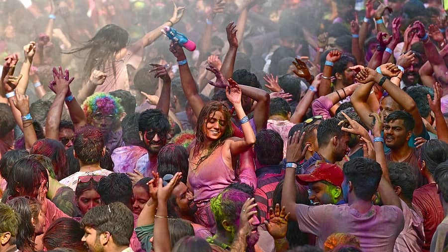 <div class="paragraphs"><p>ಬೆಂಗಳೂರಿನ ಖಾಸಗಿ ಹೊಟೇಲ್ನಲ್ಲಿ ಶುಕ್ರವಾರ ಆಯೋಜಿಸಿದ್ದ ಬಣ್ಣದ ಹಬ್ಬ ಹೋಳಿ ಆಚರಣೆಯಲ್ಲಿ ಬಣ್ಣಗಳಲ್ಲಿ ಮಿಂದೆದ್ದ ಯುವಕ ಯುವತಿಯರು</p></div>