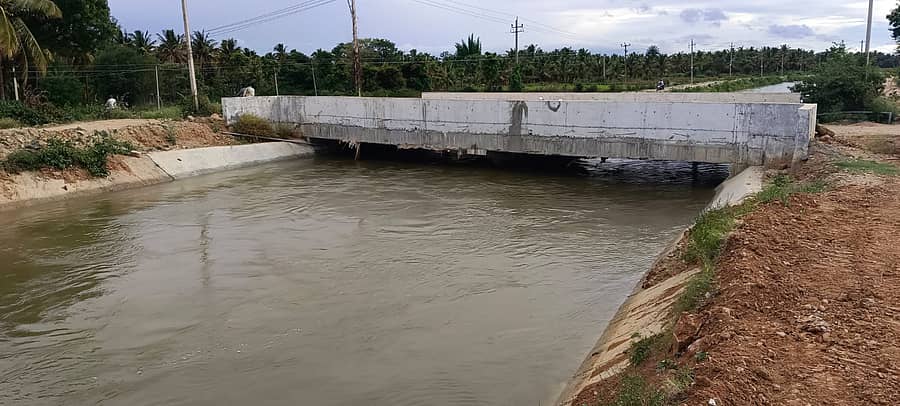 ಪೋಟೋ : ತಿಪಟೂರು ತಾಲ್ಲೂಕಿನ ದಾಸೀಹಳ್ಳಿ – ರಂಗಾಪುರ-ನಾರಸೀಕಟ್ಟೆಯ ಮಧ್ಯೆದಲ್ಲಿ ಹರಿಯುತ್ತಿರುವ ಹೇಮಾವತಿ ನಾಲೆಯ ಚಿತ್ರಣ.