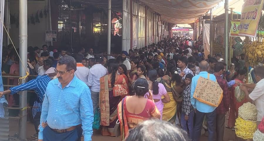 ಶಿರಸಿಯ ಮಾರಿಕಾಂಬಾ ದರ್ಶನಕ್ಕೆ ಸರತಿ ಸಾಲಿನಲ್ಲಿ ನಿಂತ ಅಸಂಖ್ಯ ಭಕ್ತರು