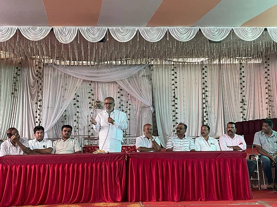 ಮಡಿಕೇರಿಯ ಖಾಸಗಿ ಹೋಟೆಲ್‌ನಲ್ಲಿ ಶನಿವಾರ ನಡೆದ ಜೆಡಿಎಸ್‌ ನಾಯಕರ ಸಭೆಯಲ್ಲಿ ಪಕ್ಷದ ವರಿಷ್ಠ ಜಿ.ಟಿ.ದೇವೇಗೌಡ ಮಾತನಾಡಿದರು